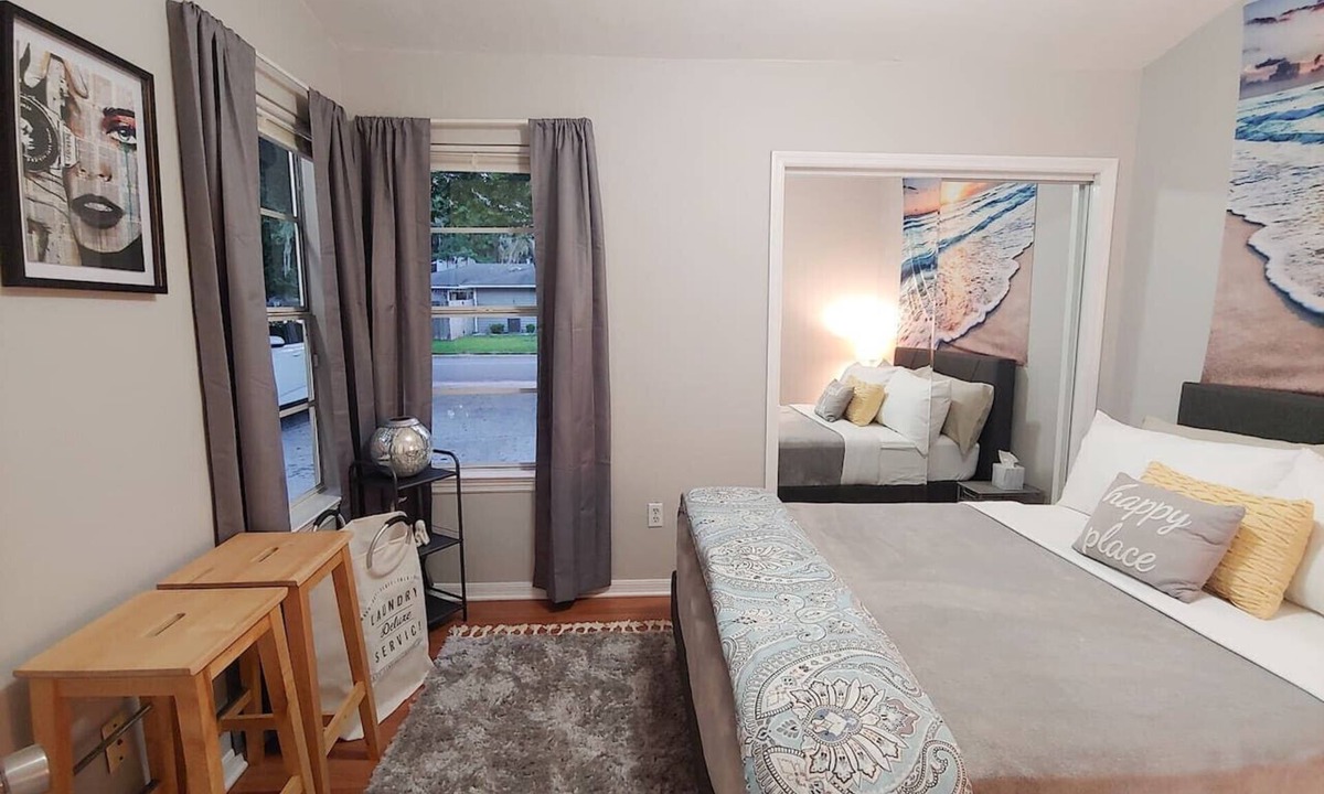 Gainesville Condo | Centrally located 2 bedroom condo for 6 people