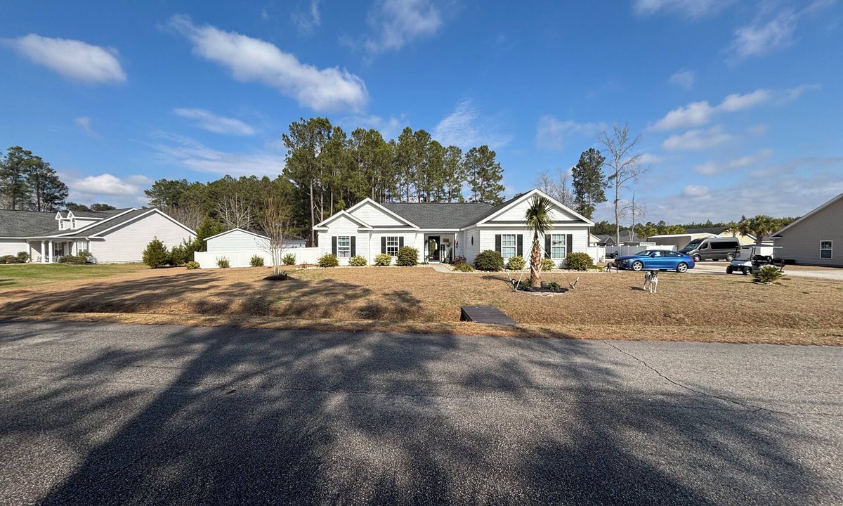 Conway House | Centrally located 3-BR house in Conway SC. Enjoy a mid-long term rental stay.