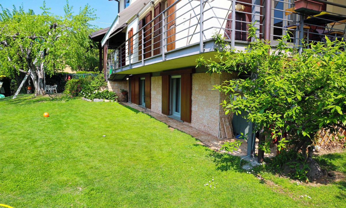 Maccagno Apartment | Centrally located 3-room apartment with large garden, just 100 m from the lake