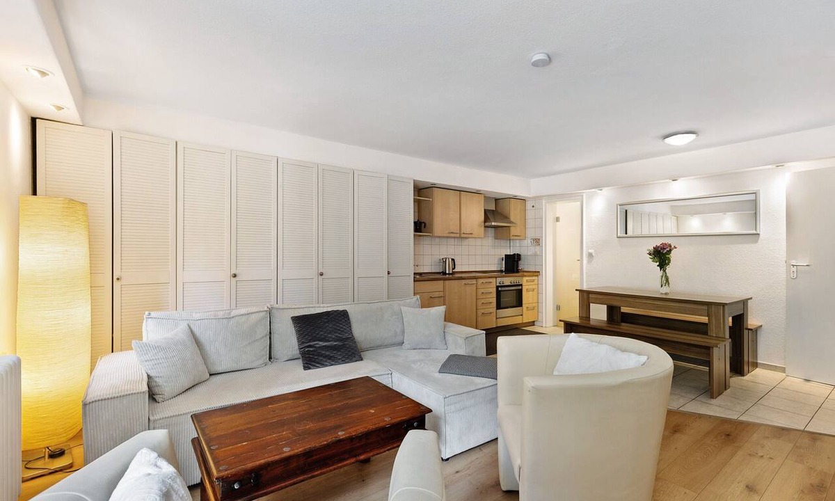 Charlottenburg-Wilmersdorf Apartment | Centrally Located and Quiet Trade Fair Apartment Berlin