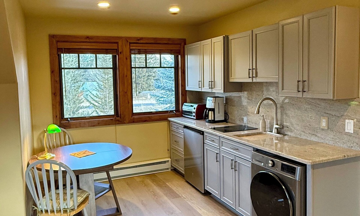 Hailey Apartment | Centrally located, bright studio next to the bike path in downtown Hailey