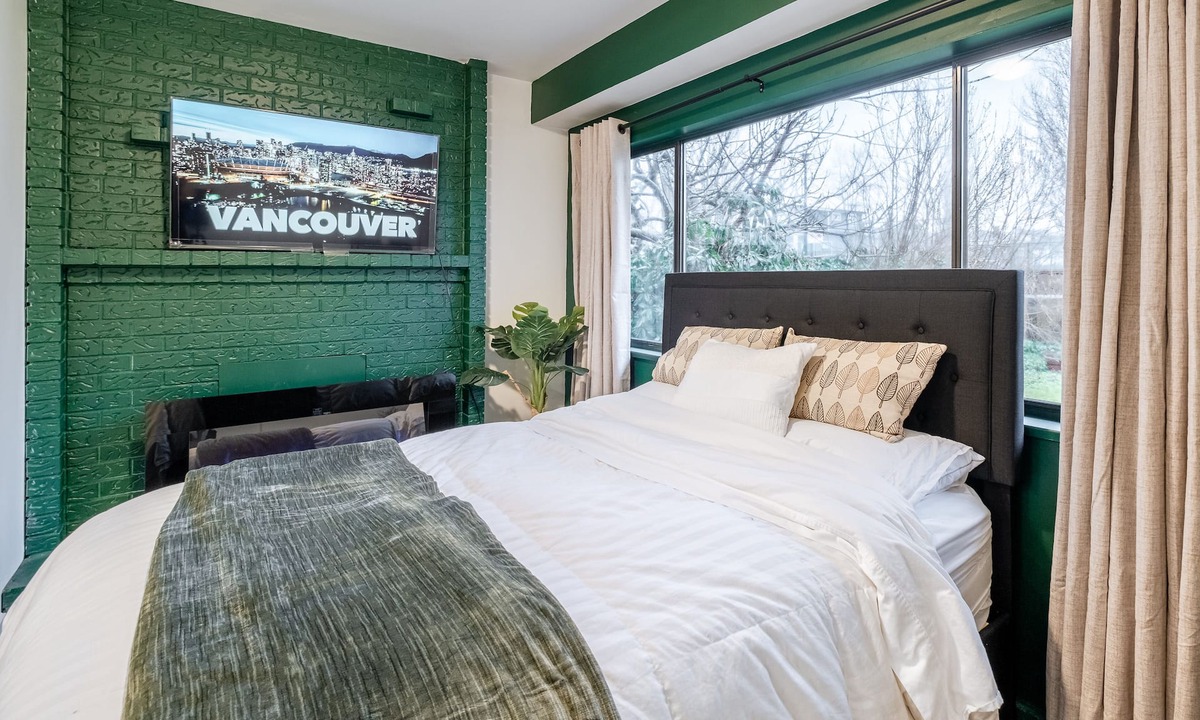 East Side House | Centrally located East Vancouver Studio (In-suite laundry)