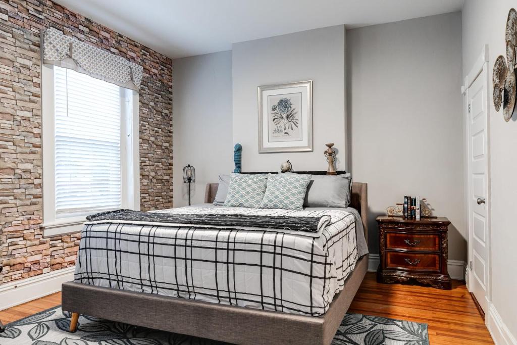 Museum District Apartment | Centrally located in Carytown fully fenced