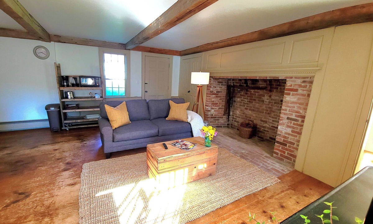 Whitefield House | Centrally located MidCoast country farmhouse suite, just 20 minutes to Route 1!
