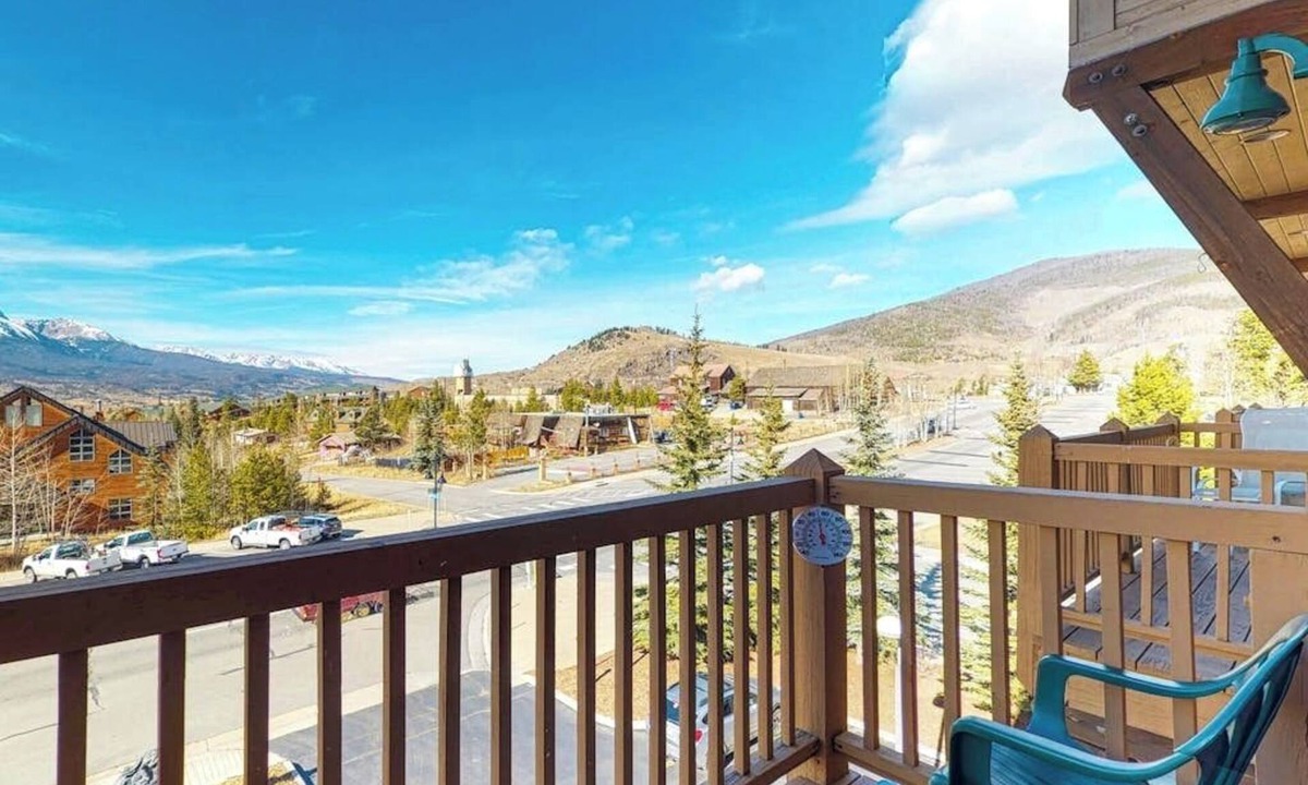 Dillon Apartment | Centrally Located Studio with Stunning Views - Near Shopping, Dining, & Skiing