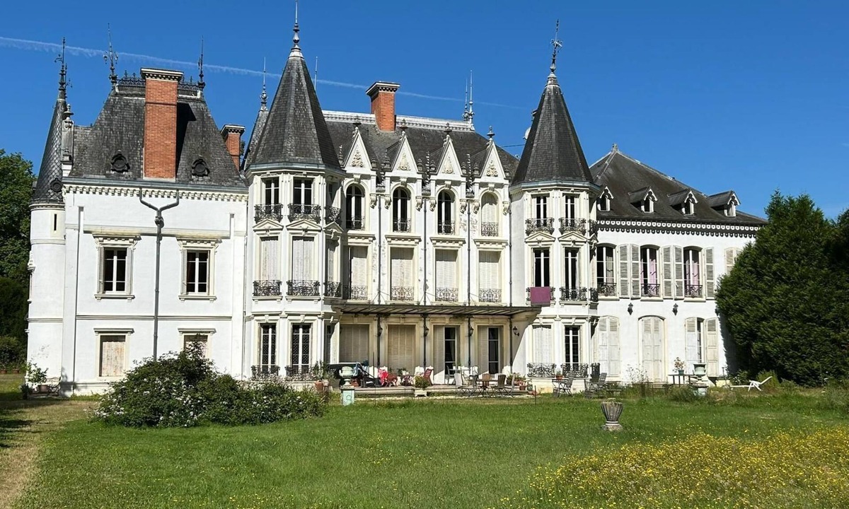 Noailly Bed & Breakfast | Château de la Motte