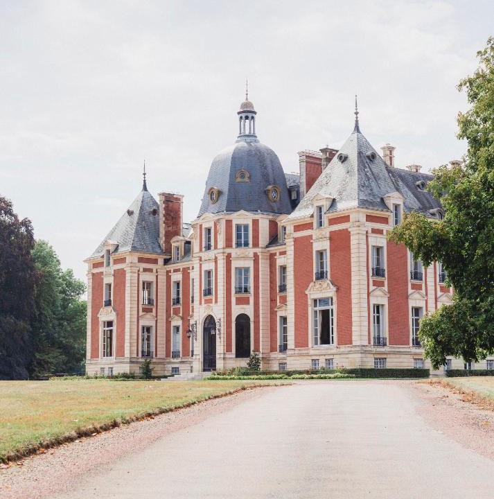 Entrains-sur-Nohain House | Château du Domaine du Réveillon