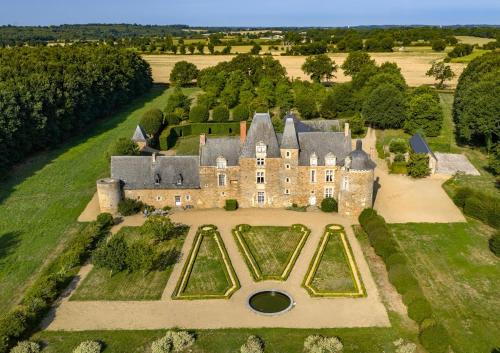 Louvaines Bed & Breakfast | Château du Hardas