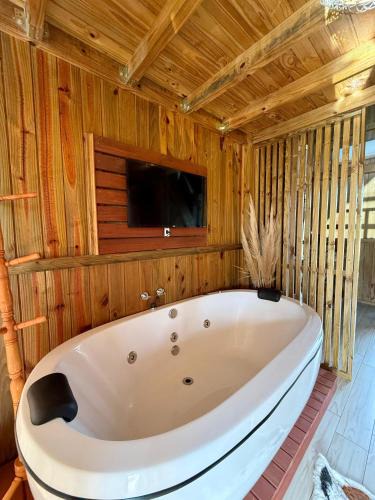 Imarui Ski Chalet | Chalé Rústico com Hidromassagem e Piscina