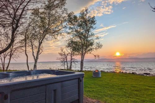 Cap-Saint-Ignace Ski Chalet | Chalet #2 Waterfront with Spa, Fireplace Wifi & AC