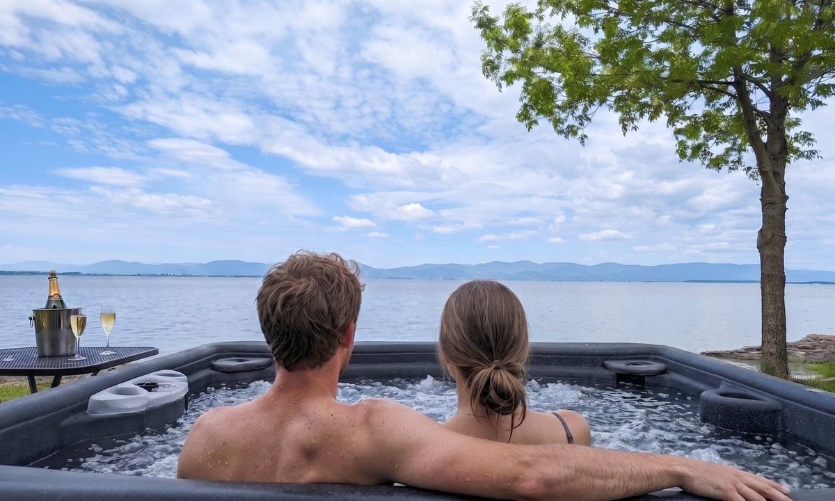 Cap-Saint-Ignace Ski Chalet | Chalet #4 Waterfront with Spa, Fireplace and Wifi