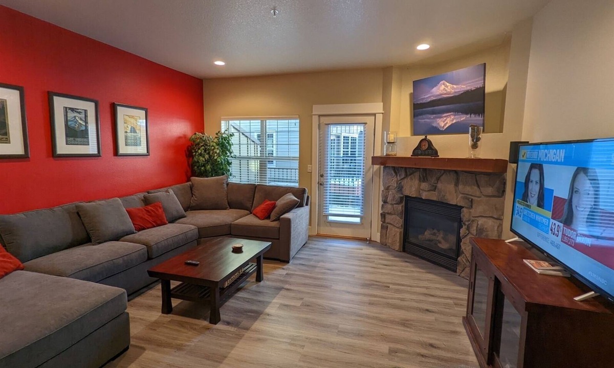 Government Camp Ski Chalet | Chalet 65 at the Official Collins Lake Resort
