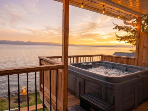 Cap-Saint-Ignace House | Chalet 691 Waterfront with Spa, Fireplace, WiFi & AC