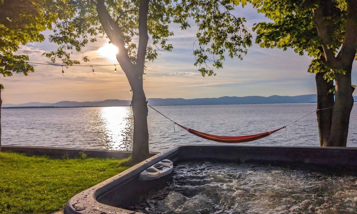 Cap-Saint-Ignace Ski Chalet | Chalet #7 Waterfront with Spa, Fireplace, Wifi & AC