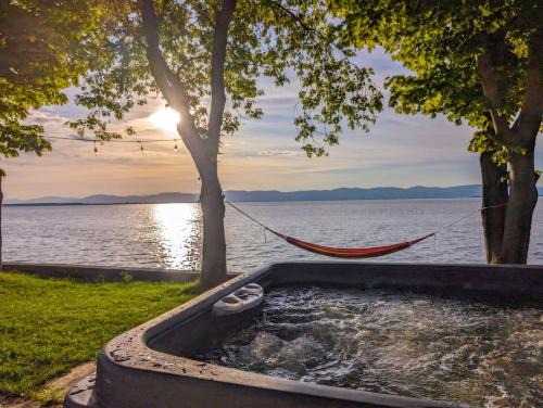 Cap-Saint-Ignace Ski Chalet | Chalet #7 Waterfront with Spa, Fireplace Wifi & AC