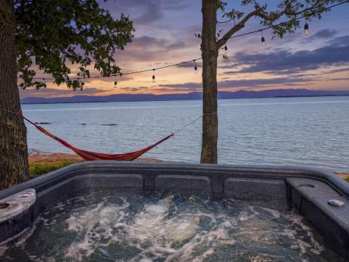 Cap-Saint-Ignace Ski Chalet | Chalet #9 Waterfront with Spa, Fireplace Wifi & AC