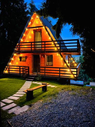Muntele Baisorii House | Chalet A Baisoara - Luxury A-Frame cu Piscină Încălzită