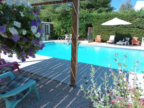 Rognes Apartment | Chalet banane devant piscine, a 6km du festival de piano de la roque d'anthéron