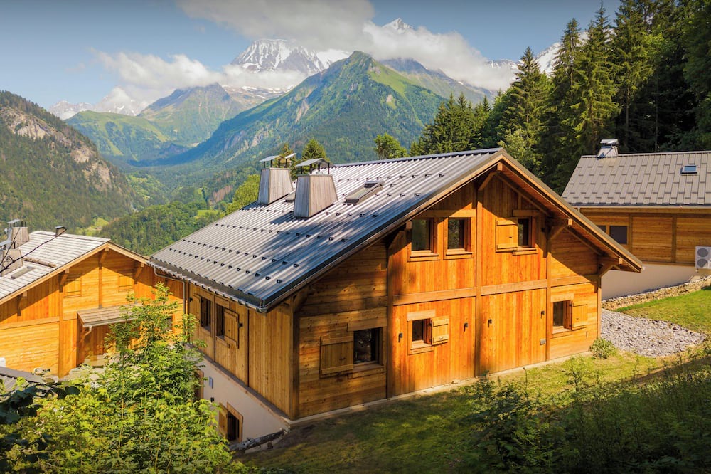 Saint-Nicolas-de-Veroce Ski Chalet | Chalet Mussol - family stay on the slopes for 14 - OVO Network