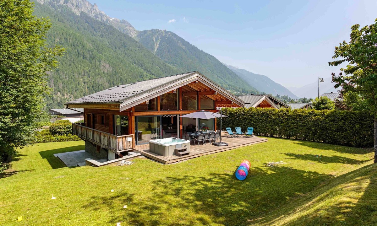 Chamonix-Mont-Blanc Ski Chalet | Chalet Gloribel - 5 bedroom/5 bath, Hot tub, Parking