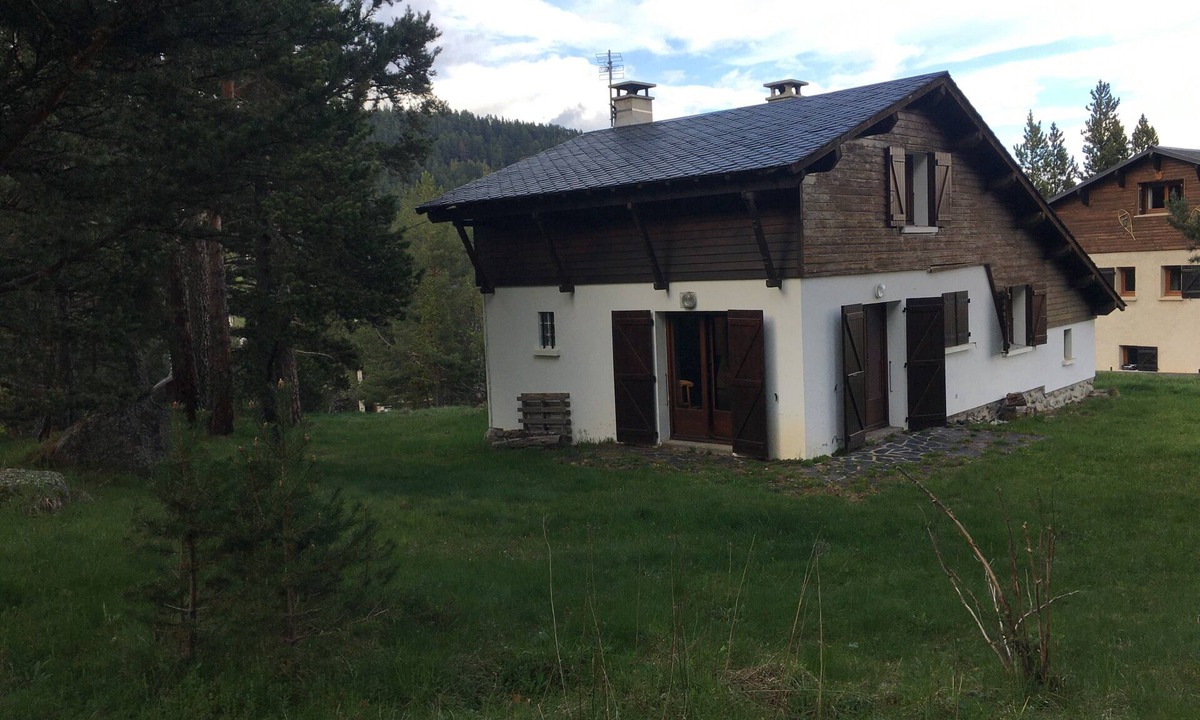 Formigueres Ski Chalet | Chalet 'Les Iris' with Mountain View and Private Garden