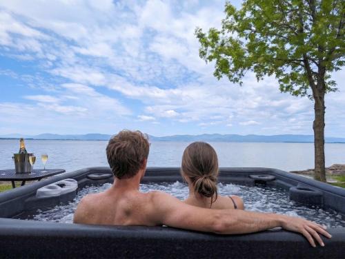 Cap-Saint-Ignace Ski Chalet | Chalet Loft #4 Waterfront with Spa, Fireplace and Wifi