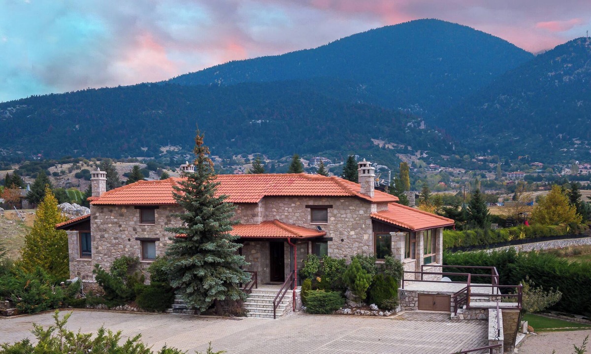 Arachova Ski Chalet | Chalet Panorama -Three Level Escape in Parnassos