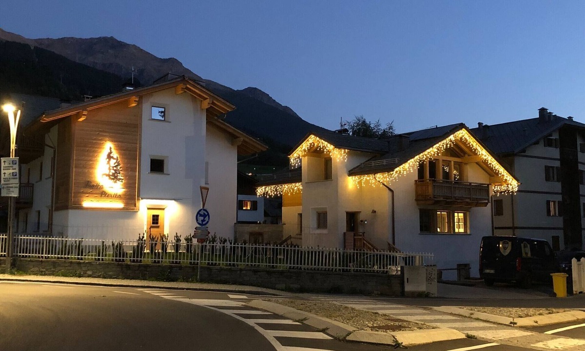 Valtellina Ski Chalet | Chalet 'Pieri - Appartamento Temelin' with Mountain View and Wi-Fi