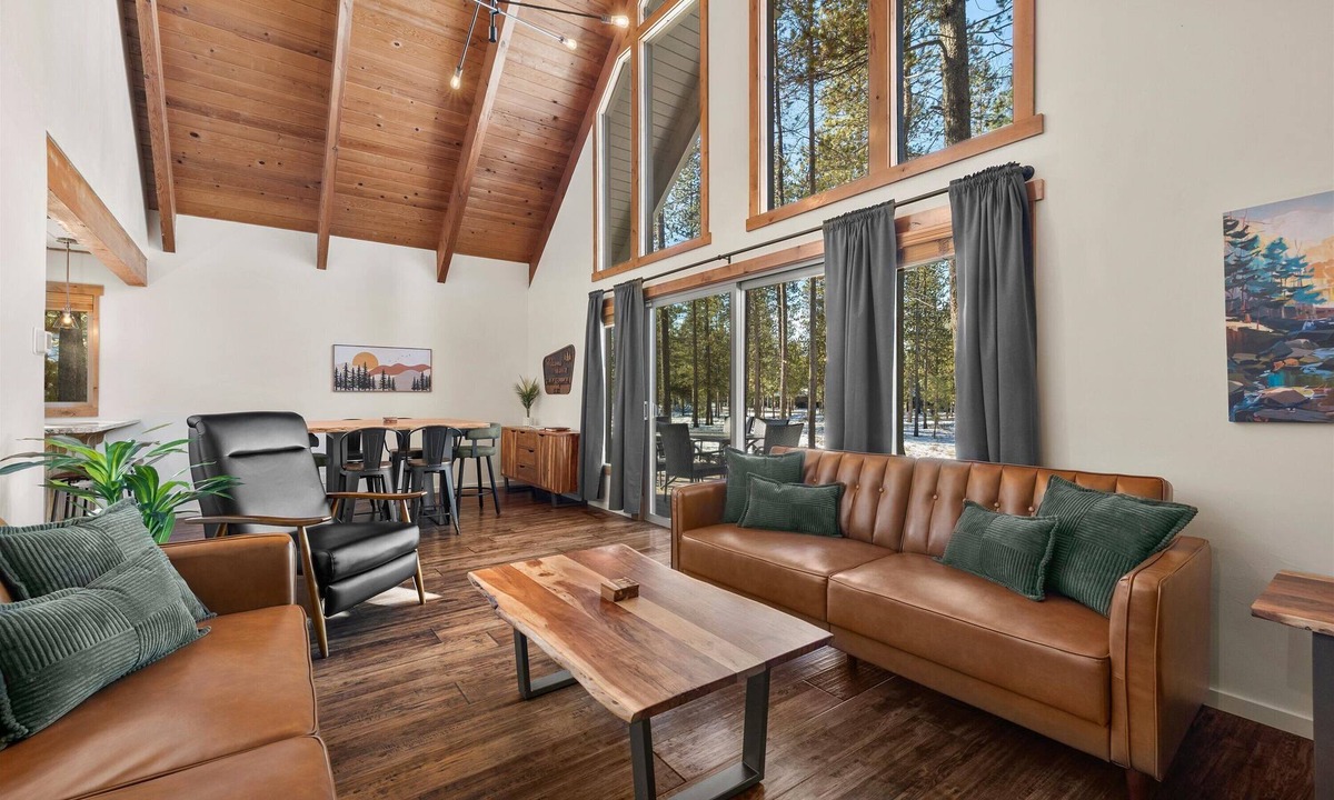 Sunriver Ski Chalet | Chalet Squatch - Cozy-Luxe Cabin Near Village & SHARC!