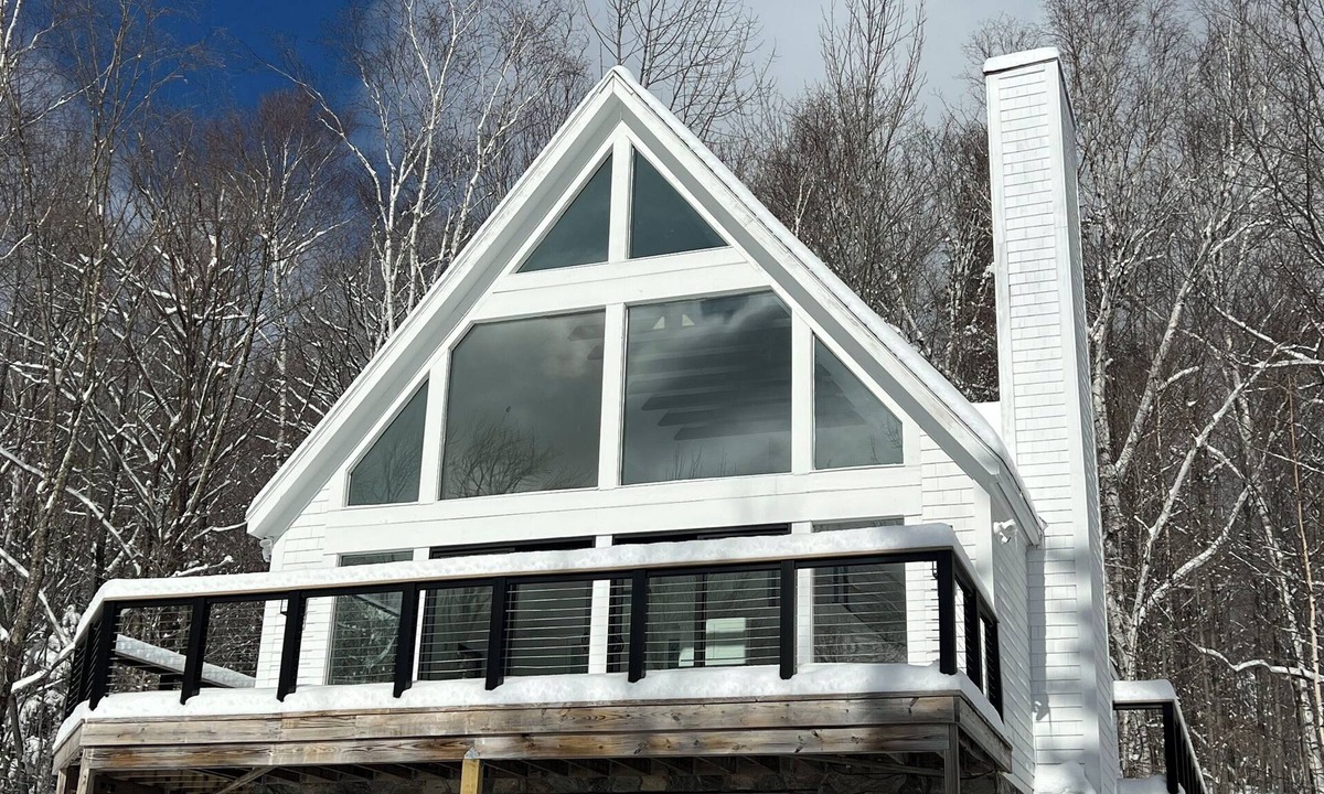 Stratton Mountain Ski Chalet | Chalet/Stratton Mountain VT/5 minutes from base/Tesla Charger/5 bedrooms