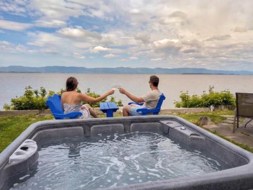 Cap-Saint-Ignace Ski Chalet | Chalet Studio #5 Waterfront with Spa, Fireplace & Wifi