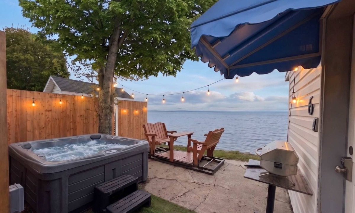 Cap-Saint-Ignace Ski Chalet | Chalet Studio #6 Waterfront with Spa, Fireplace & Wifi