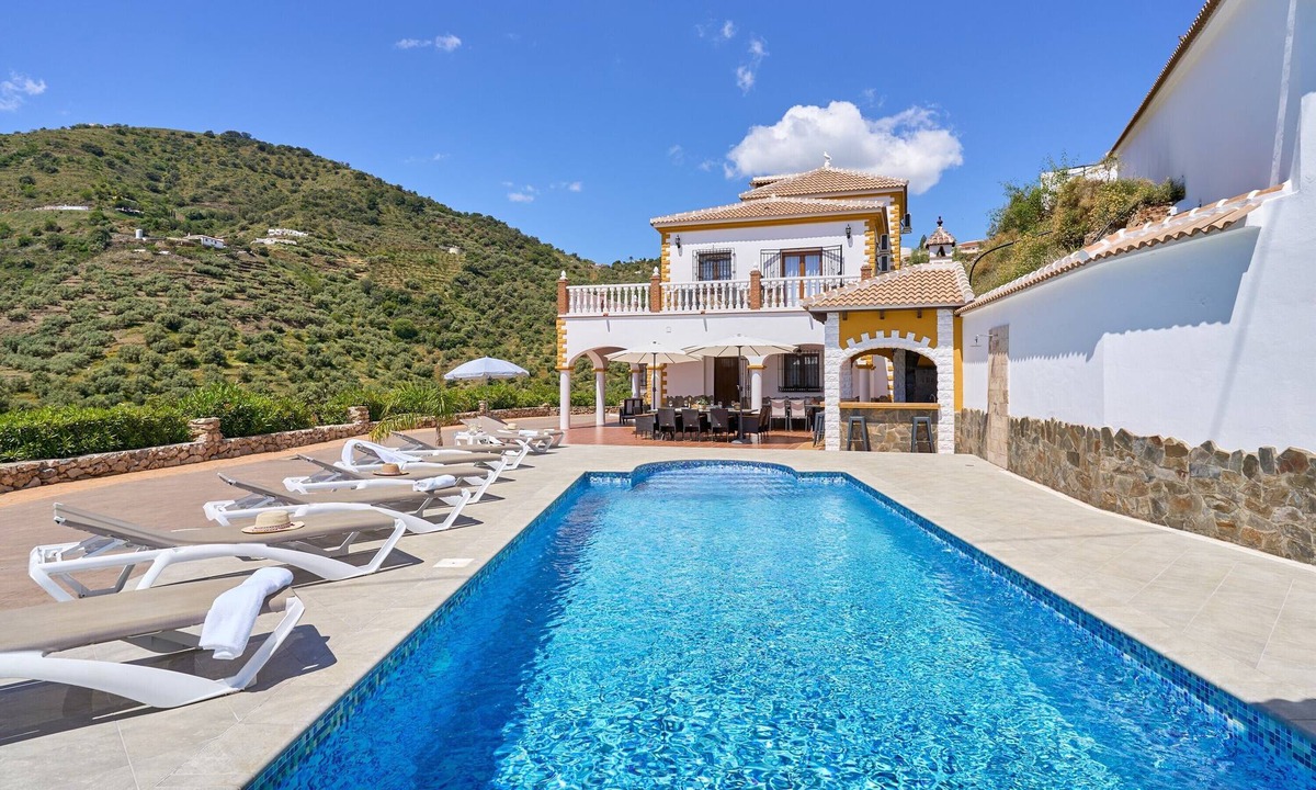 Sayalonga House | Chalet 'Villa Javier En Sayalonga' with Mountain View, Wi-Fi and Air Conditioning
