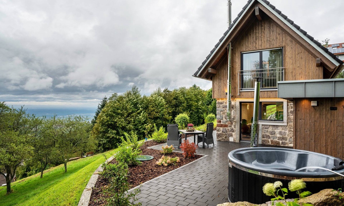 Kappelrodeck Ski Chalet | Chalet 'Waldlux Luxus-Brennhus' with Mountain Views, Private Terrace and Wi-Fi