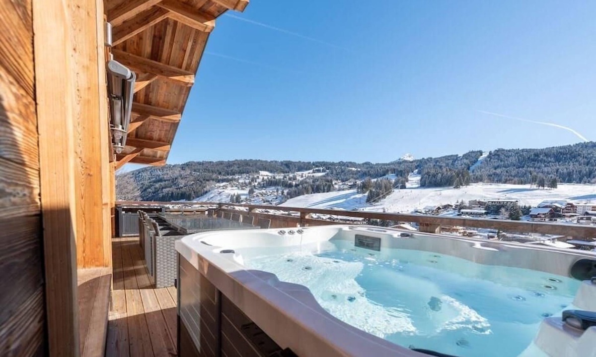 Les Gets Ski Chalet | Chalet, wifi, view mountain, terrace, parking, tv, ski locker, 220m², Les Gets