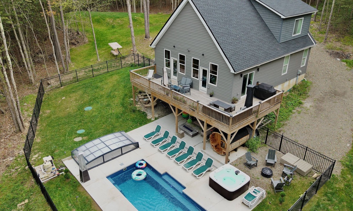 Gouldsboro Ski Chalet | Chalet with year round heated pool, sauna, jacuzzi and a Fully fenced in yard