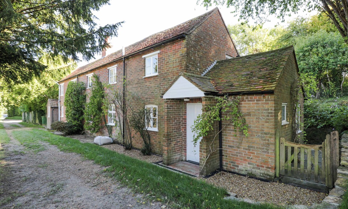 Didcot Cottage | CHALKPIT COTTAGE, pet friendly, with open fire in Blewbury