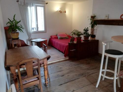Uzerche Apartment | chambre cosy