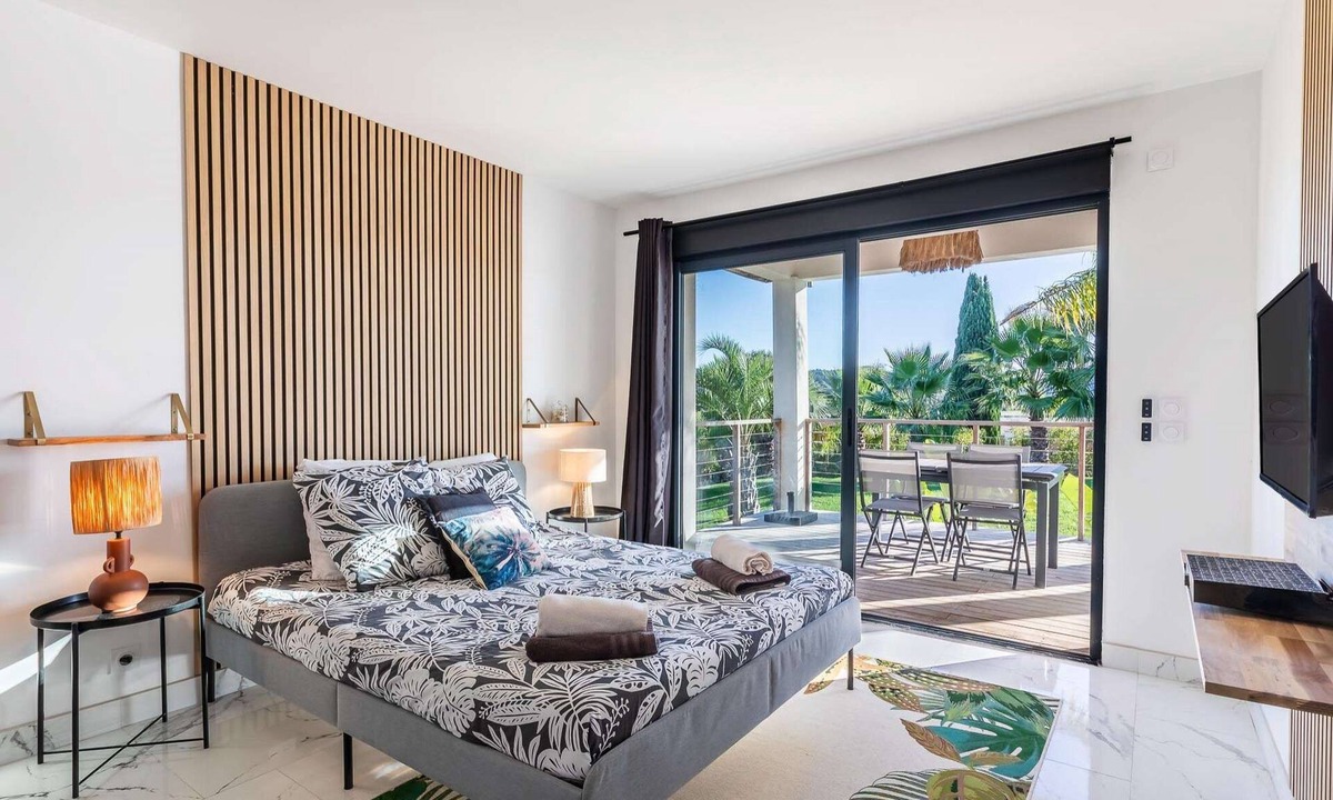 Plaissan Bed & Breakfast | Chambre "La Garden" - Heated pool & SPA