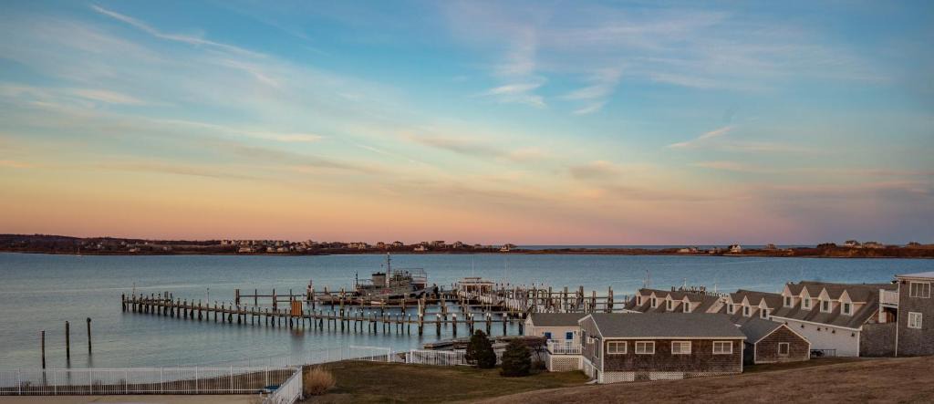 New Shoreham Hotel | Champlin's Marina & Resort