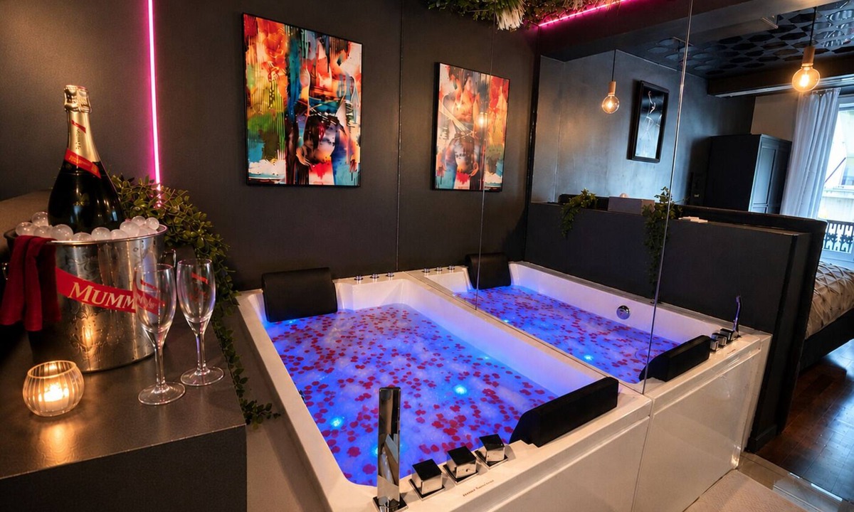 8th Arrondissement Apartment | Champs‑Elysées Loveroom & Spa