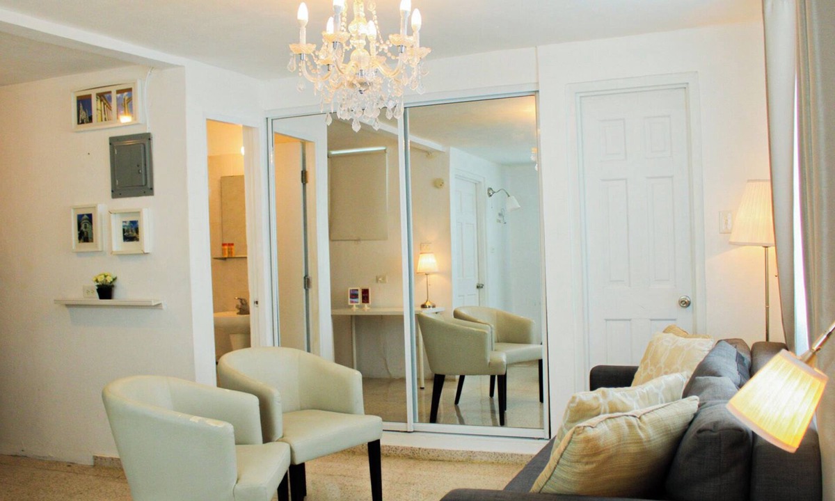 Quinto Apartment | Chandelier 202