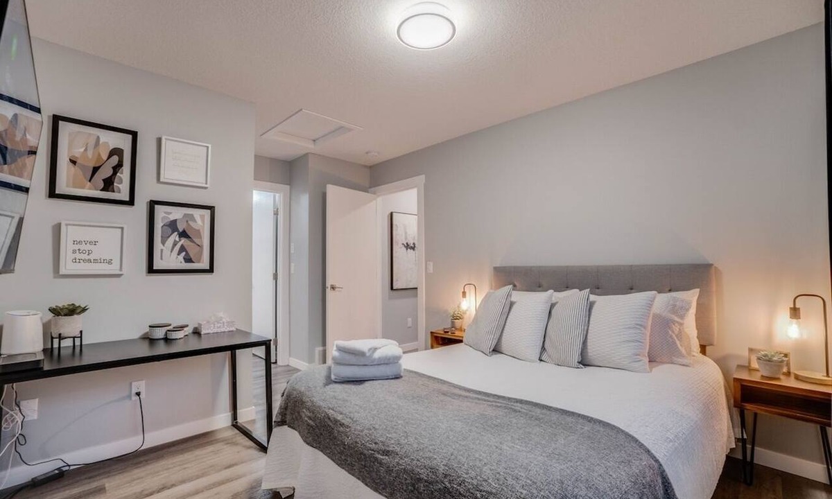 North Central Edmonton Apartment | Chandler - Central 5 Bdrm Home, Workspaces & Wifi