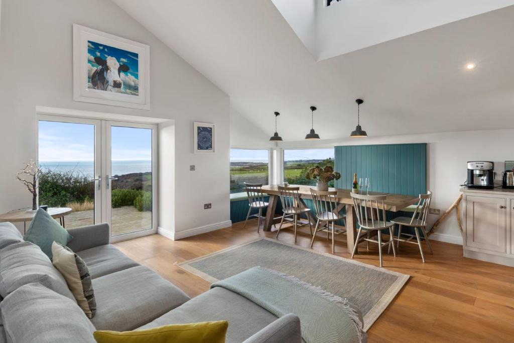 Crynant House | Channel View