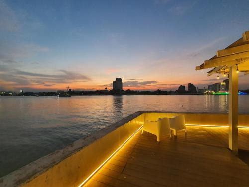 Wachira Phayaban House | Chao phraya riverfront house Baan Rimphraya