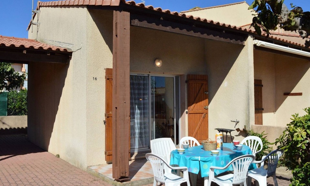 Saint-Pierre-la-Mer House | Charming 3-room mezzanine house near beach with terrace & parking