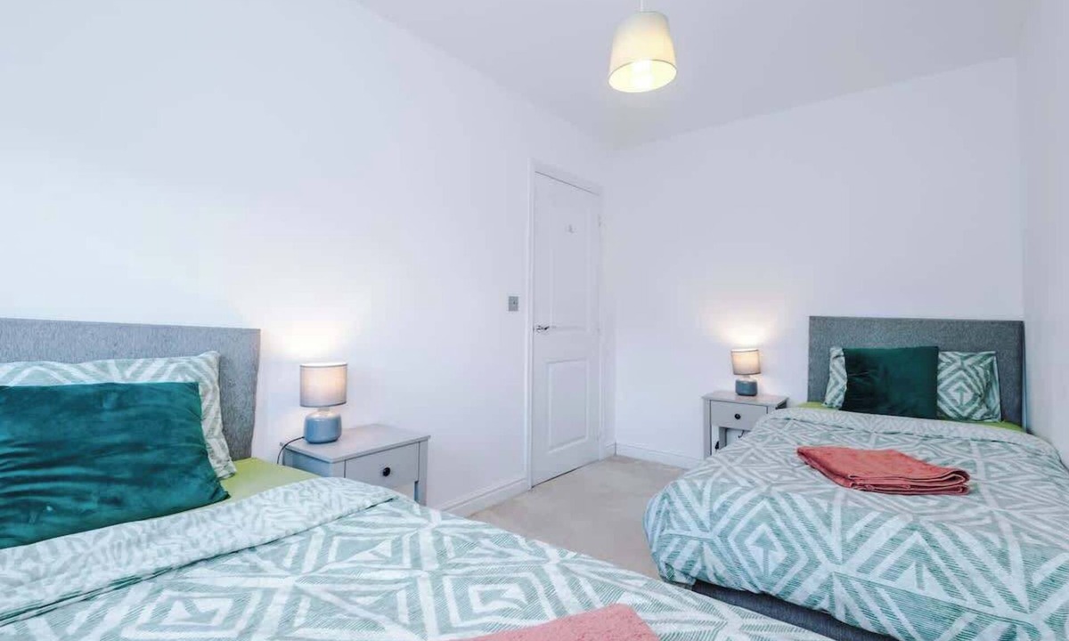 Chester House | Charming 4BR Chester Sleeps 10 | Contractor Stays