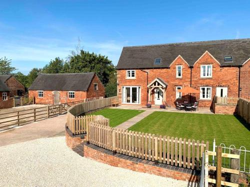 Ellastone House | Character Cottage Nr Peak District and Alton Towers
