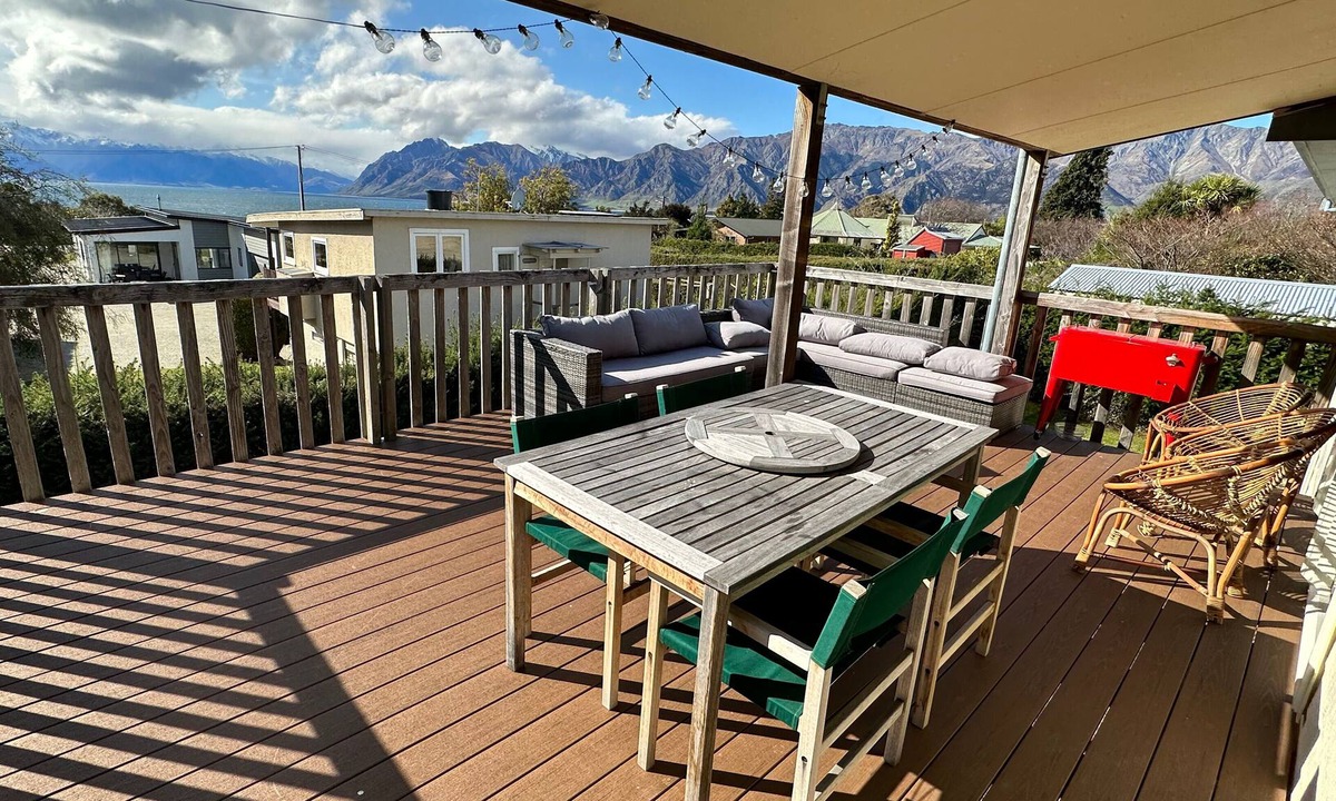 Lake Hawea House | Character on Capell with stunning lake views