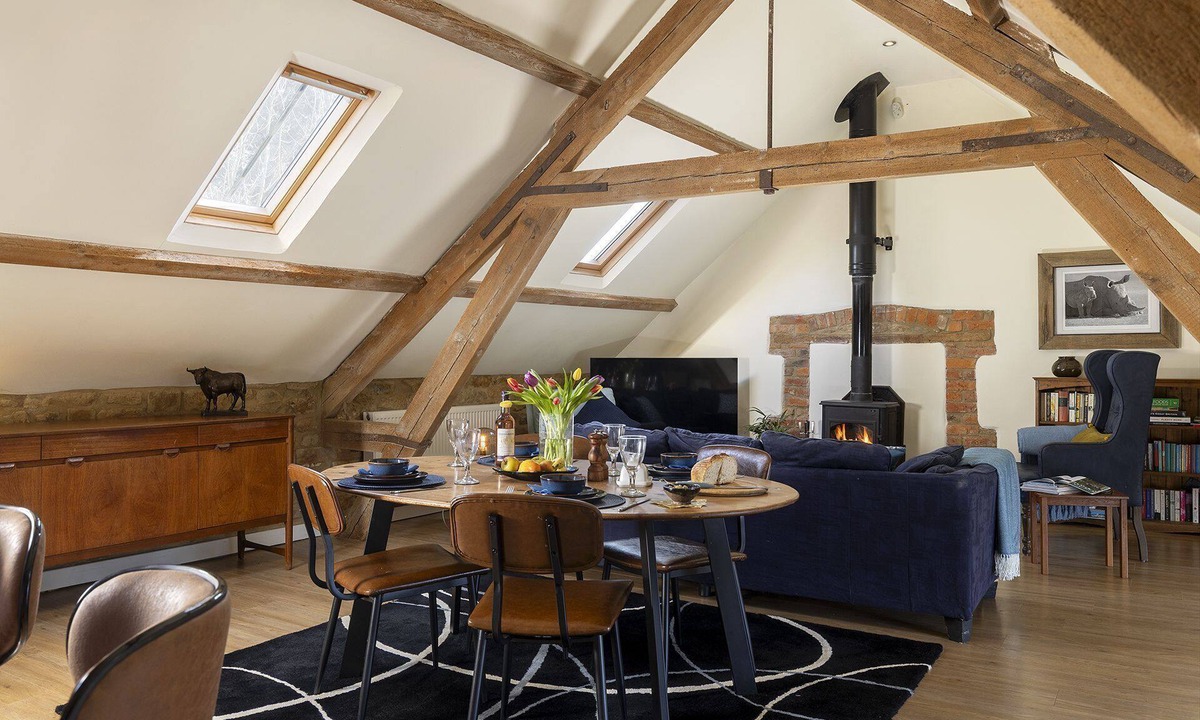 Sibford Gower Apartment | Characterful and spacious dog friendly holiday cottage in the Cotswolds- The Granary at Oriel Farm